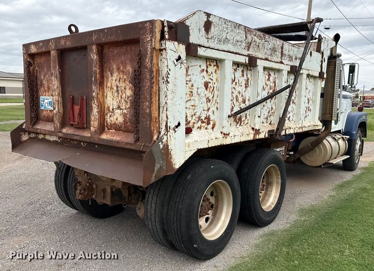 image for item DZ8976 1984 International F-4370 dump truck