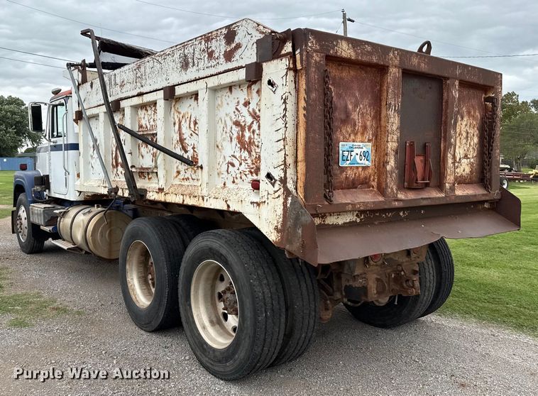 image for item DZ8976 1984 International F-4370 dump truck