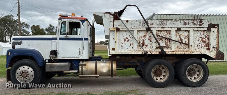 image for item DZ8976 1984 International F-4370 dump truck