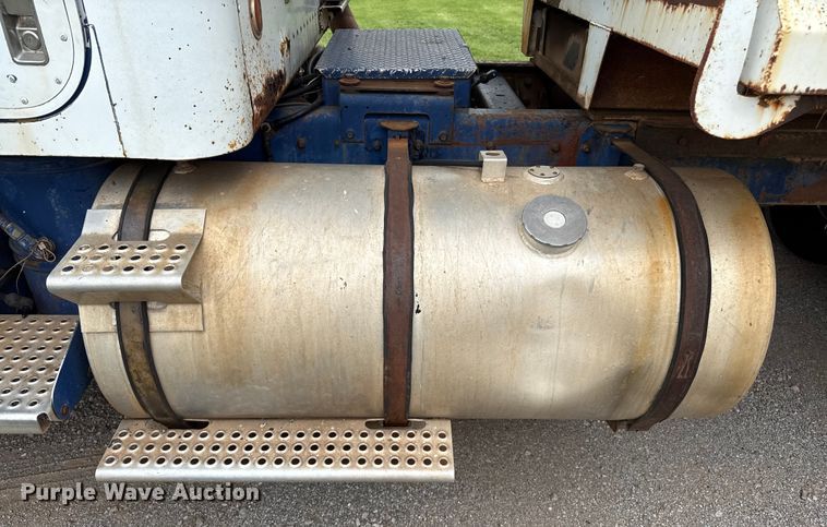 image for item DZ8976 1984 International F-4370 dump truck