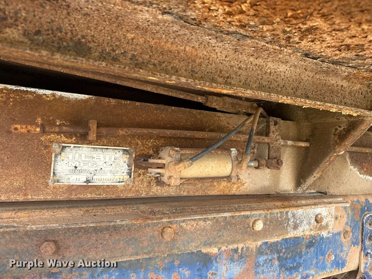 image for item DZ8976 1984 International F-4370 dump truck