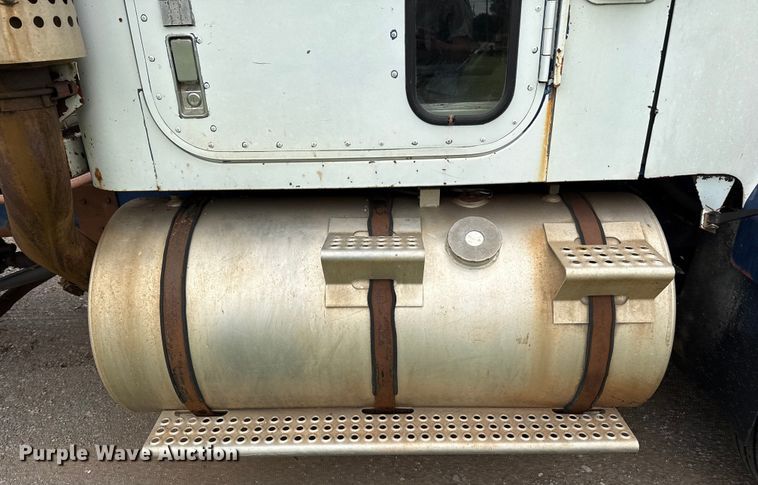 image for item DZ8976 1984 International F-4370 dump truck