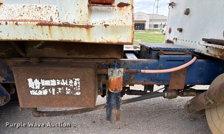 image for item DZ8976 1984 International F-4370 dump truck