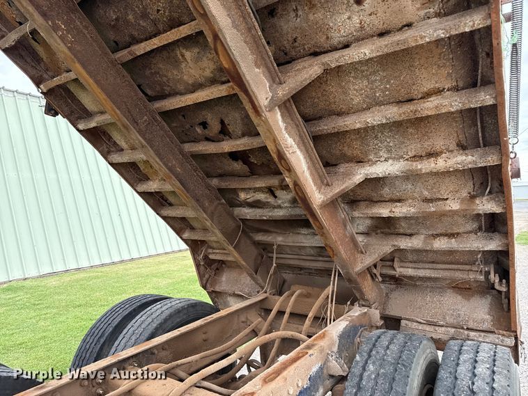 image for item DZ8976 1984 International F-4370 dump truck