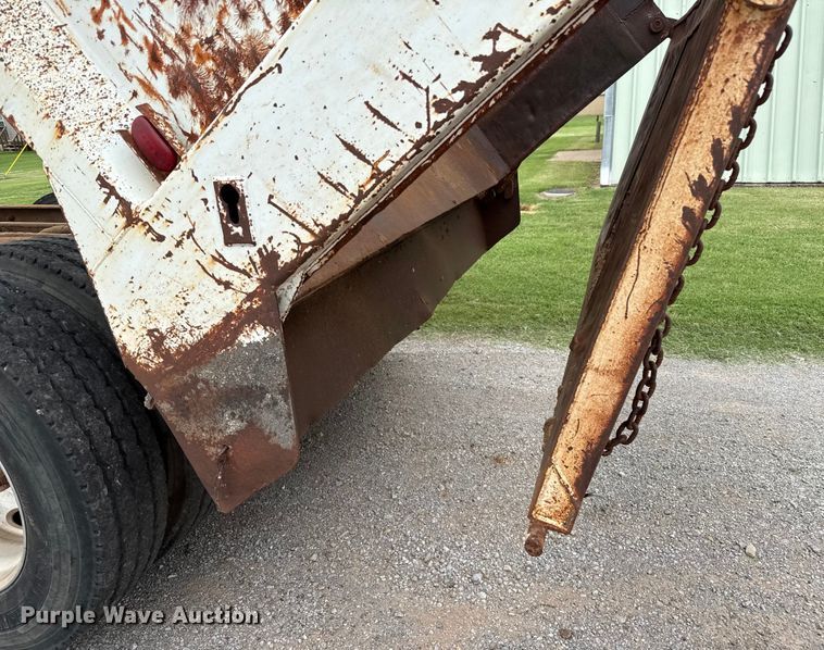 image for item DZ8976 1984 International F-4370 dump truck