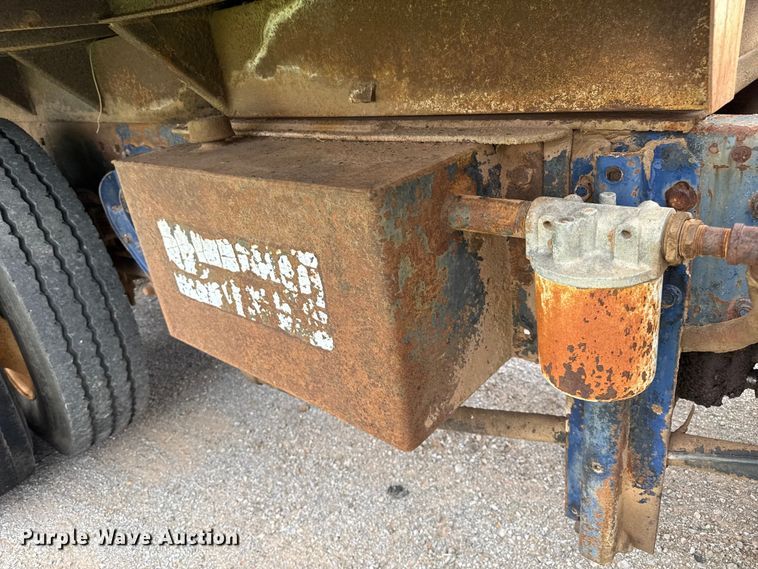 image for item DZ8976 1984 International F-4370 dump truck