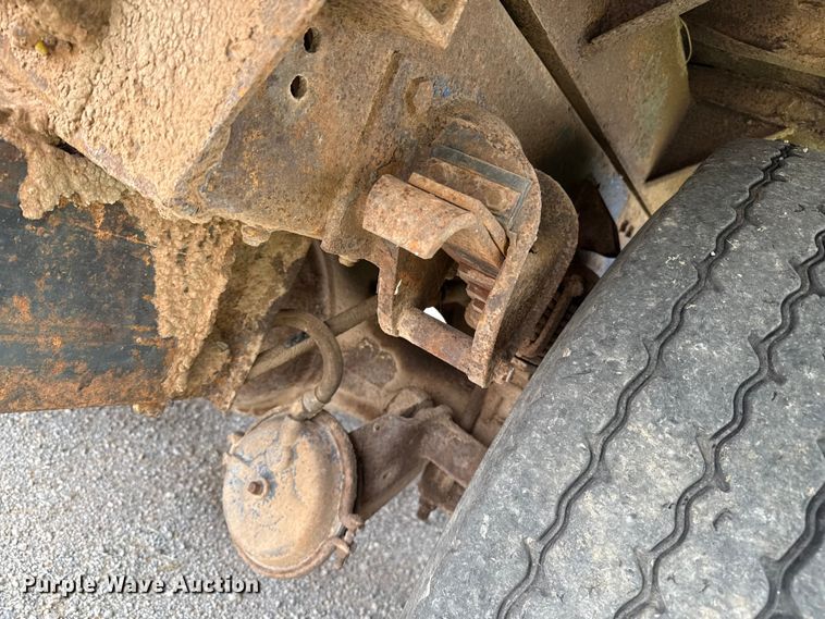 image for item DZ8976 1984 International F-4370 dump truck