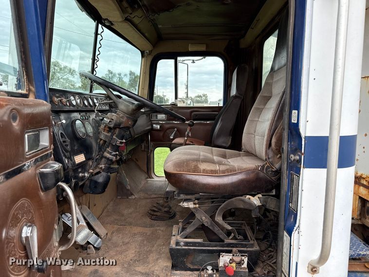 image for item DZ8976 1984 International F-4370 dump truck