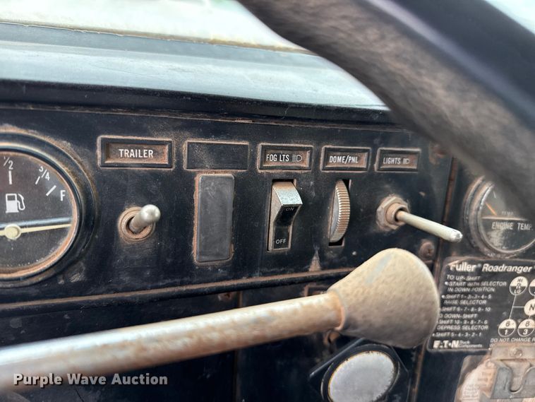 image for item DZ8976 1984 International F-4370 dump truck