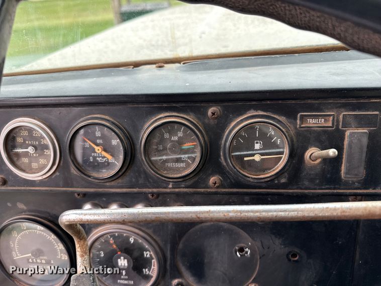 image for item DZ8976 1984 International F-4370 dump truck