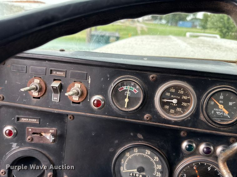 image for item DZ8976 1984 International F-4370 dump truck