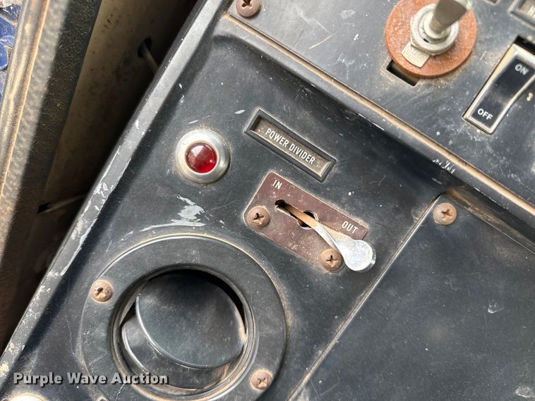 image for item DZ8976 1984 International F-4370 dump truck