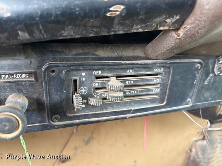 image for item DZ8976 1984 International F-4370 dump truck