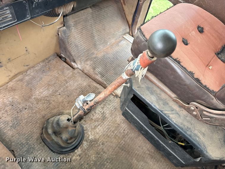 image for item DZ8976 1984 International F-4370 dump truck