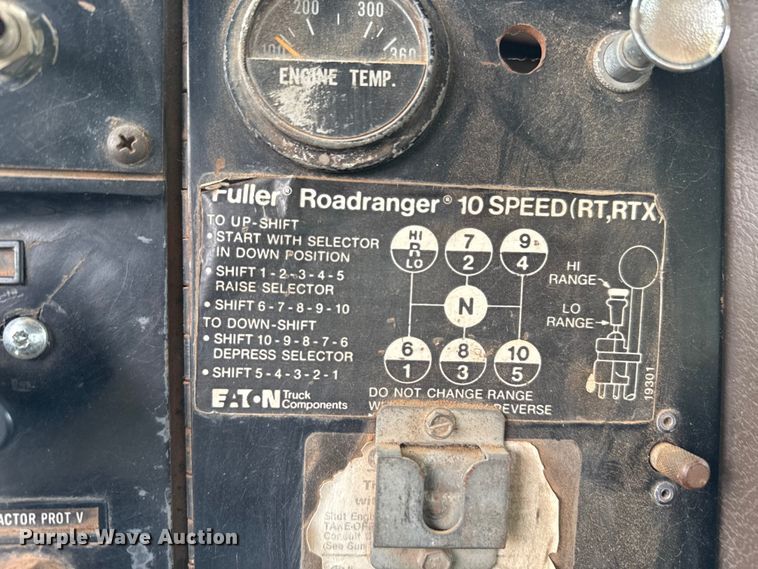 image for item DZ8976 1984 International F-4370 dump truck