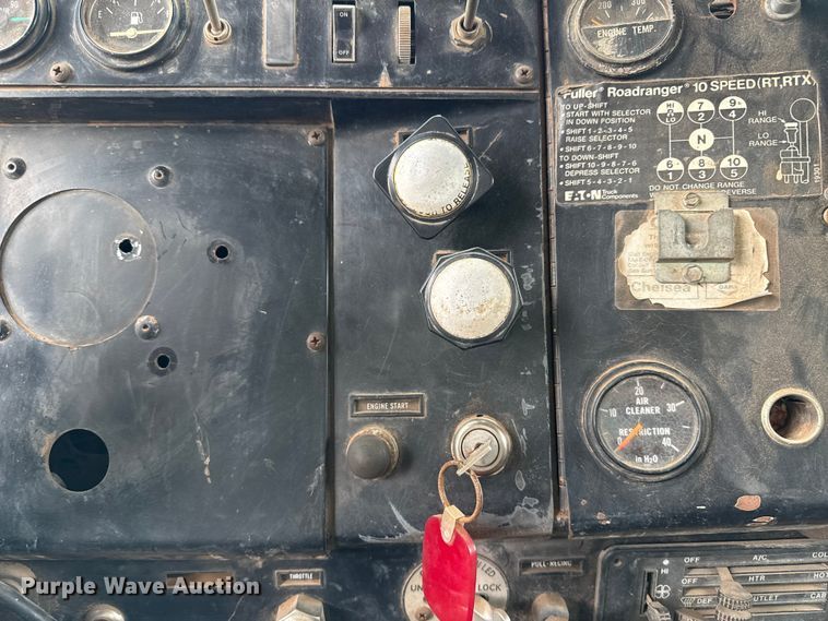 image for item DZ8976 1984 International F-4370 dump truck