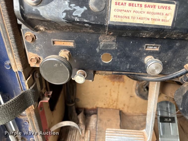 image for item DZ8976 1984 International F-4370 dump truck