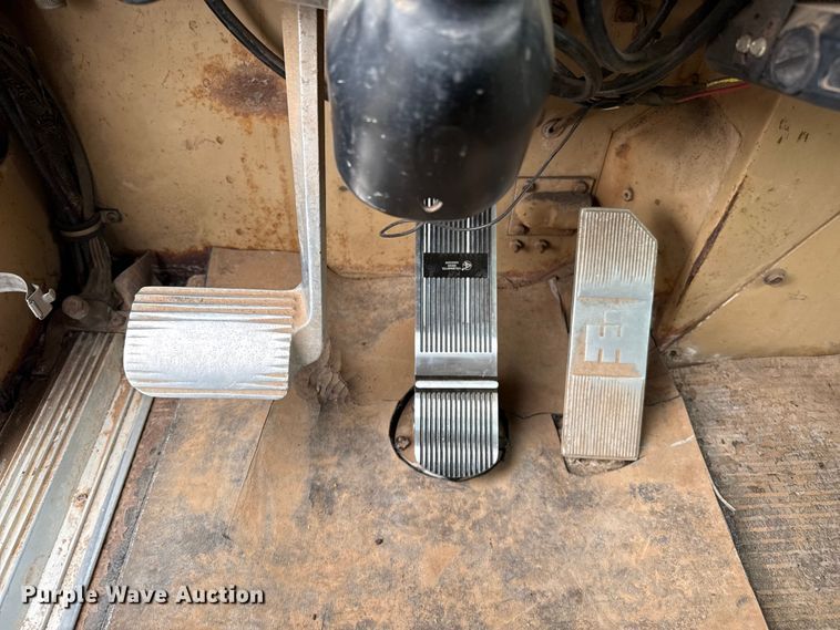 image for item DZ8976 1984 International F-4370 dump truck