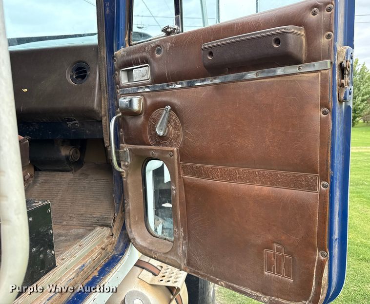 image for item DZ8976 1984 International F-4370 dump truck