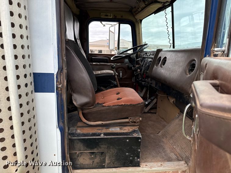 image for item DZ8976 1984 International F-4370 dump truck