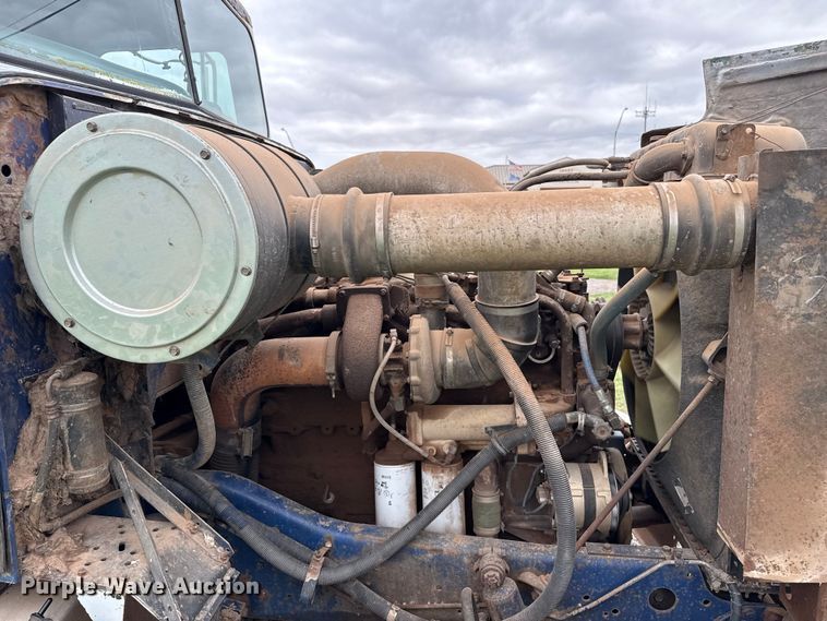 image for item DZ8976 1984 International F-4370 dump truck