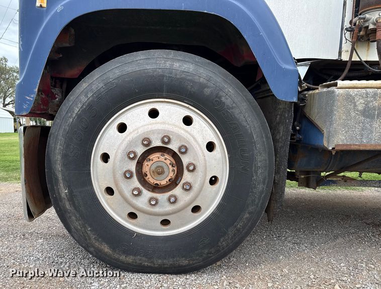 image for item DZ8976 1984 International F-4370 dump truck