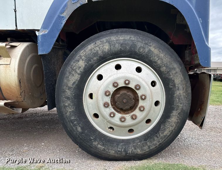 image for item DZ8976 1984 International F-4370 dump truck