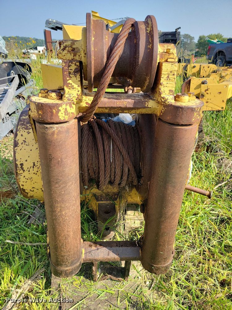 image for item EA2533 Caterpillar winch