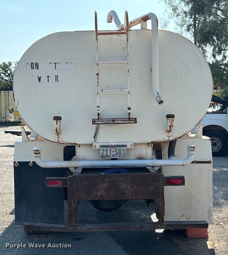 image for item EA7472 1999 GMC 7500 water truck