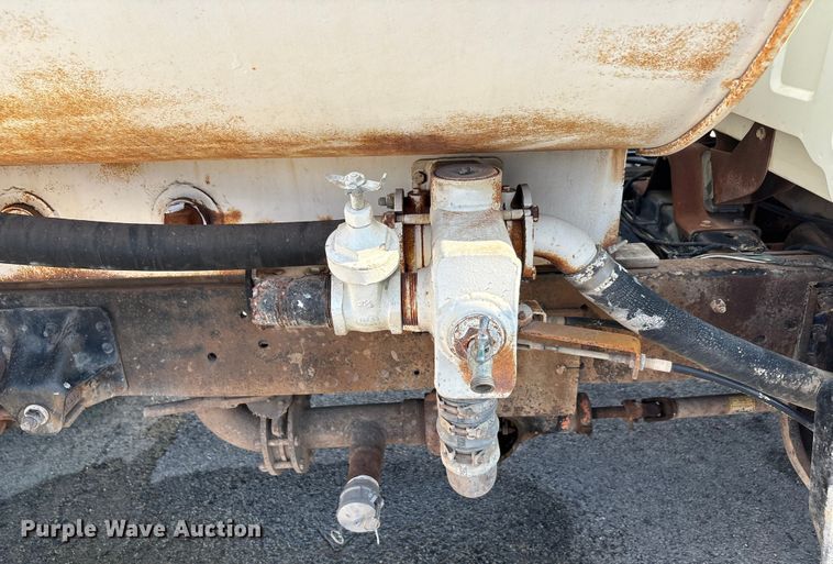 image for item EA7472 1999 GMC 7500 water truck