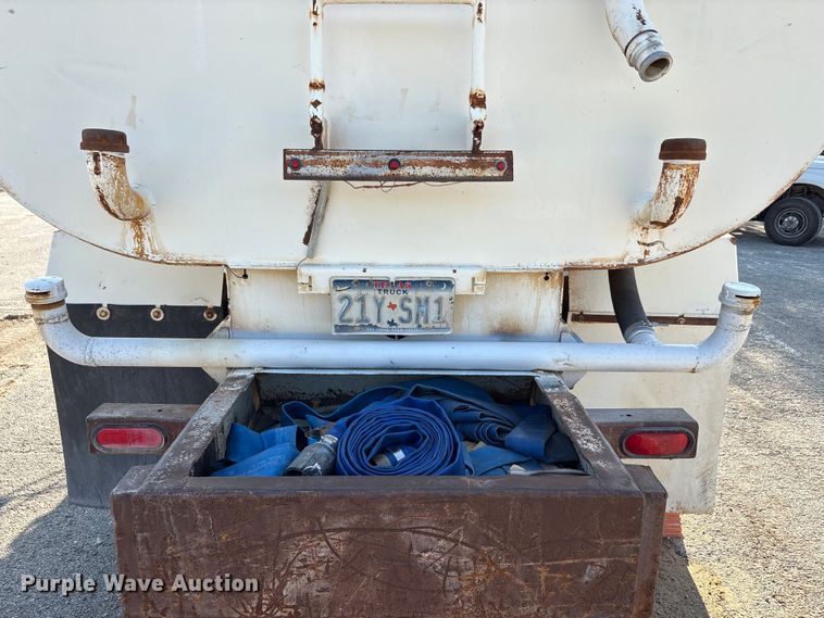 image for item EA7472 1999 GMC 7500 water truck