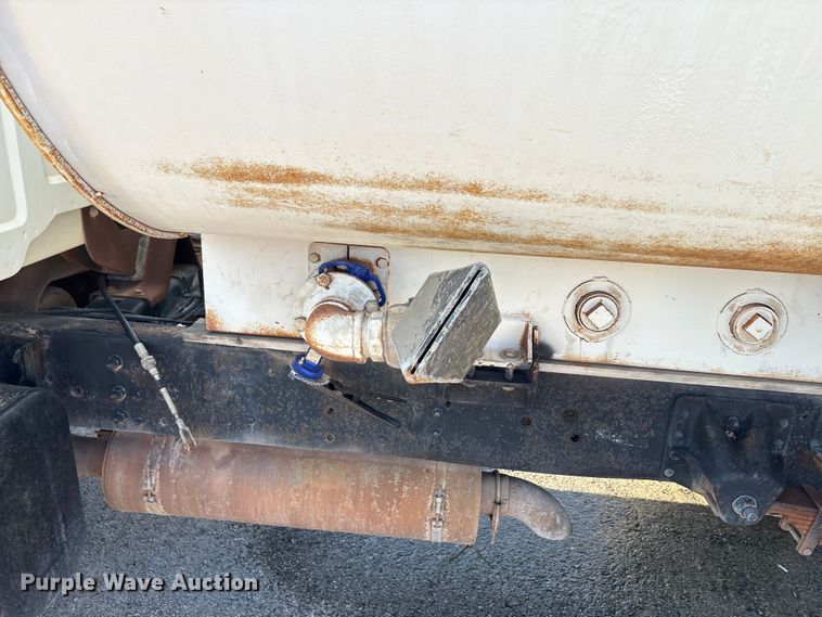 image for item EA7472 1999 GMC 7500 water truck