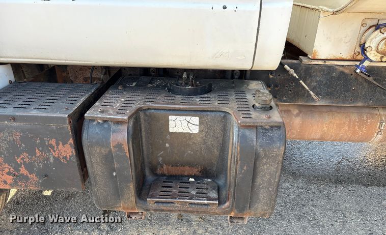 image for item EA7472 1999 GMC 7500 water truck