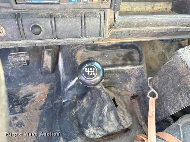 image for item EA7472 1999 GMC 7500 water truck