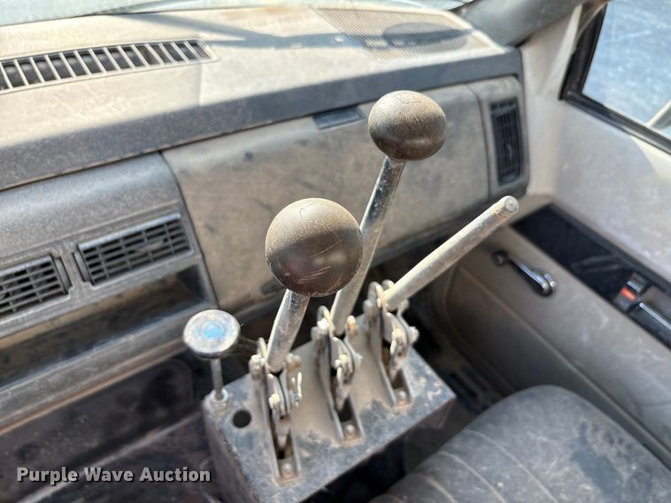 image for item EA7472 1999 GMC 7500 water truck