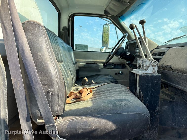 image for item EA7472 1999 GMC 7500 water truck