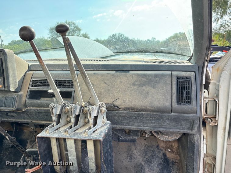 image for item EA7472 1999 GMC 7500 water truck