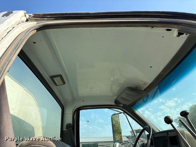 image for item EA7472 1999 GMC 7500 water truck