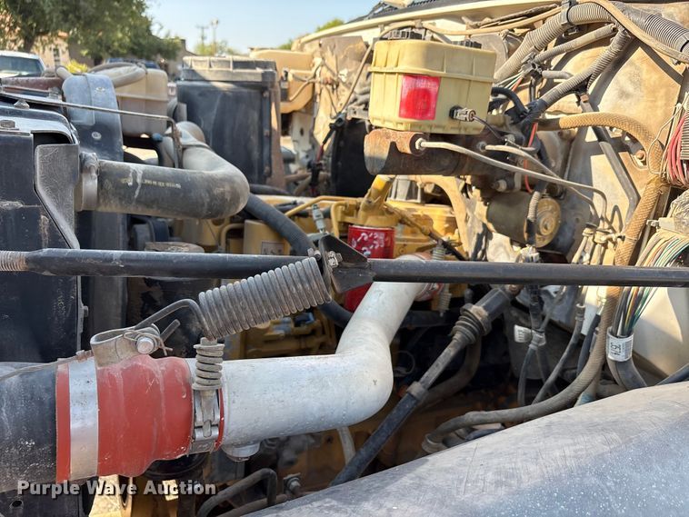 image for item EA7472 1999 GMC 7500 water truck