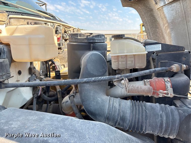 image for item EA7472 1999 GMC 7500 water truck