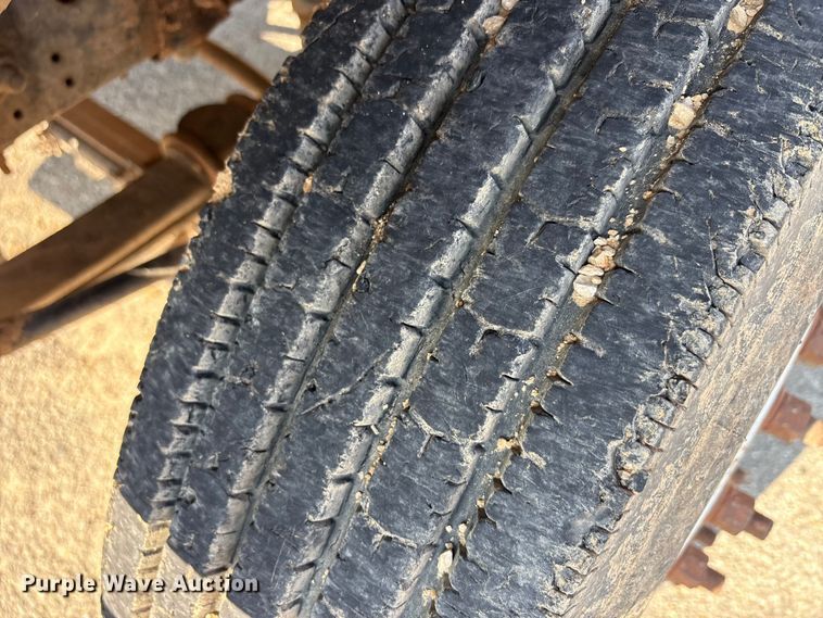 image for item EA7472 1999 GMC 7500 water truck