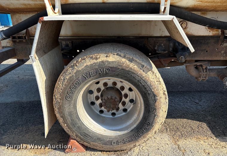 image for item EA7472 1999 GMC 7500 water truck