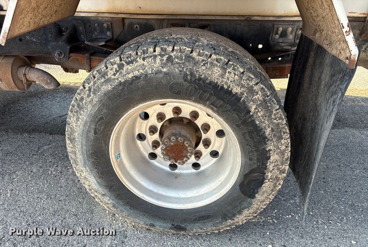 image for item EA7472 1999 GMC 7500 water truck