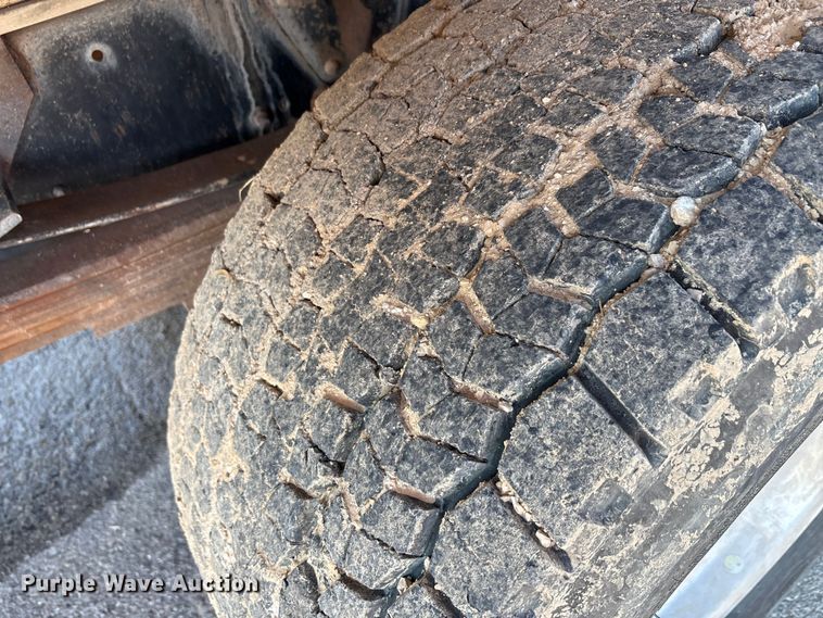 image for item EA7472 1999 GMC 7500 water truck