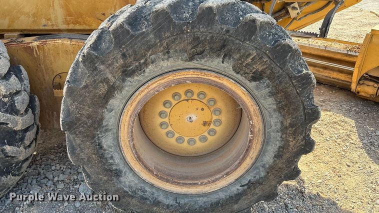 image for item EA7474 2003 John Deere 672CH motor grader