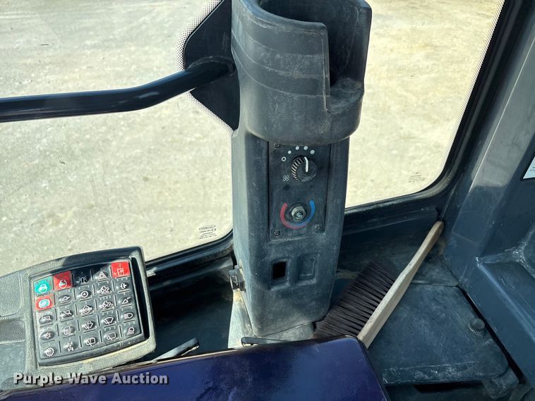 image for item EA7475 2013 John Deere 524K wheel loader