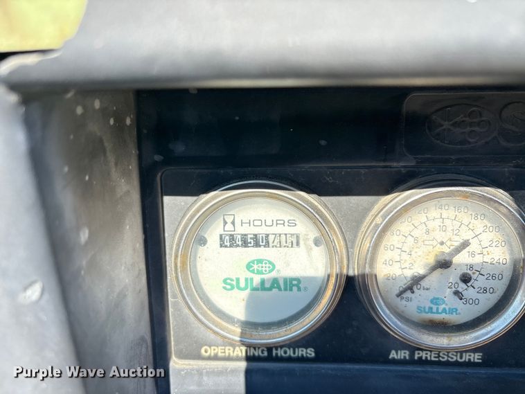 image for item EA7498 Sullair 185 air compressor