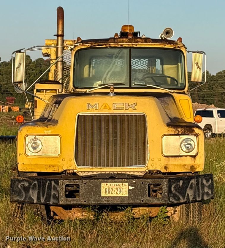 image for item EA7502 1979 Mack winch truck