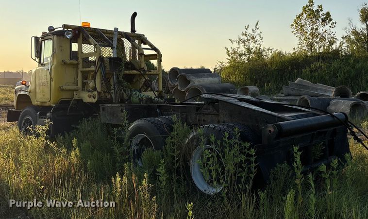 image for item EA7502 1979 Mack winch truck