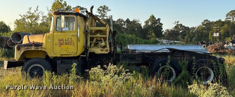 image for item EA7502 1979 Mack winch truck